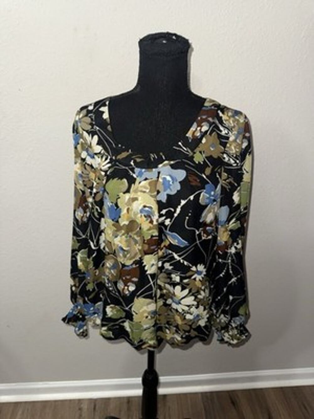 Sunny Leigh Womens Medium M Black Floral Scoop Neck Long Sleeve Smocked Cuff Top